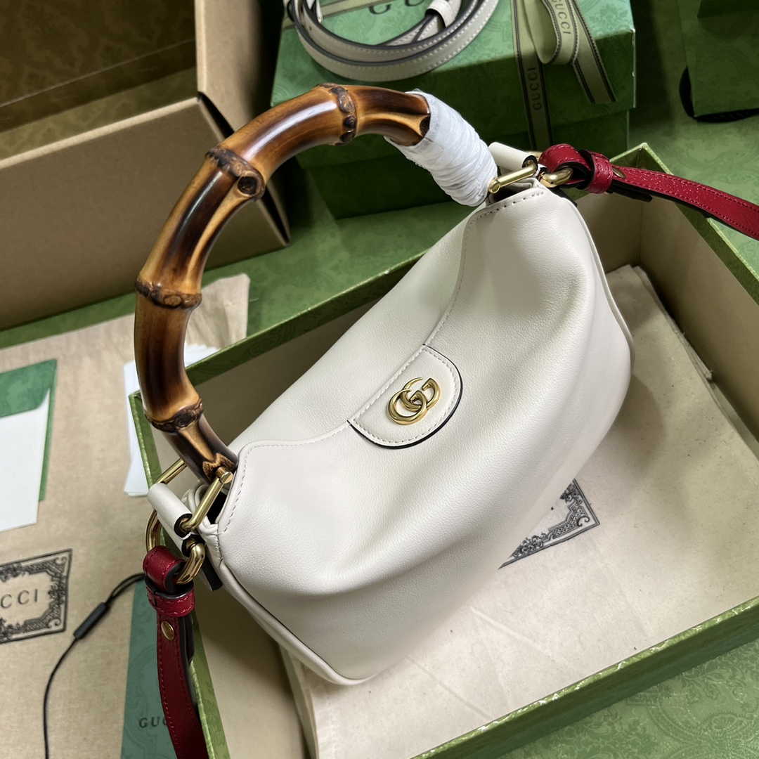 Gucci 746251 Diana small shoulder bag in beige leather