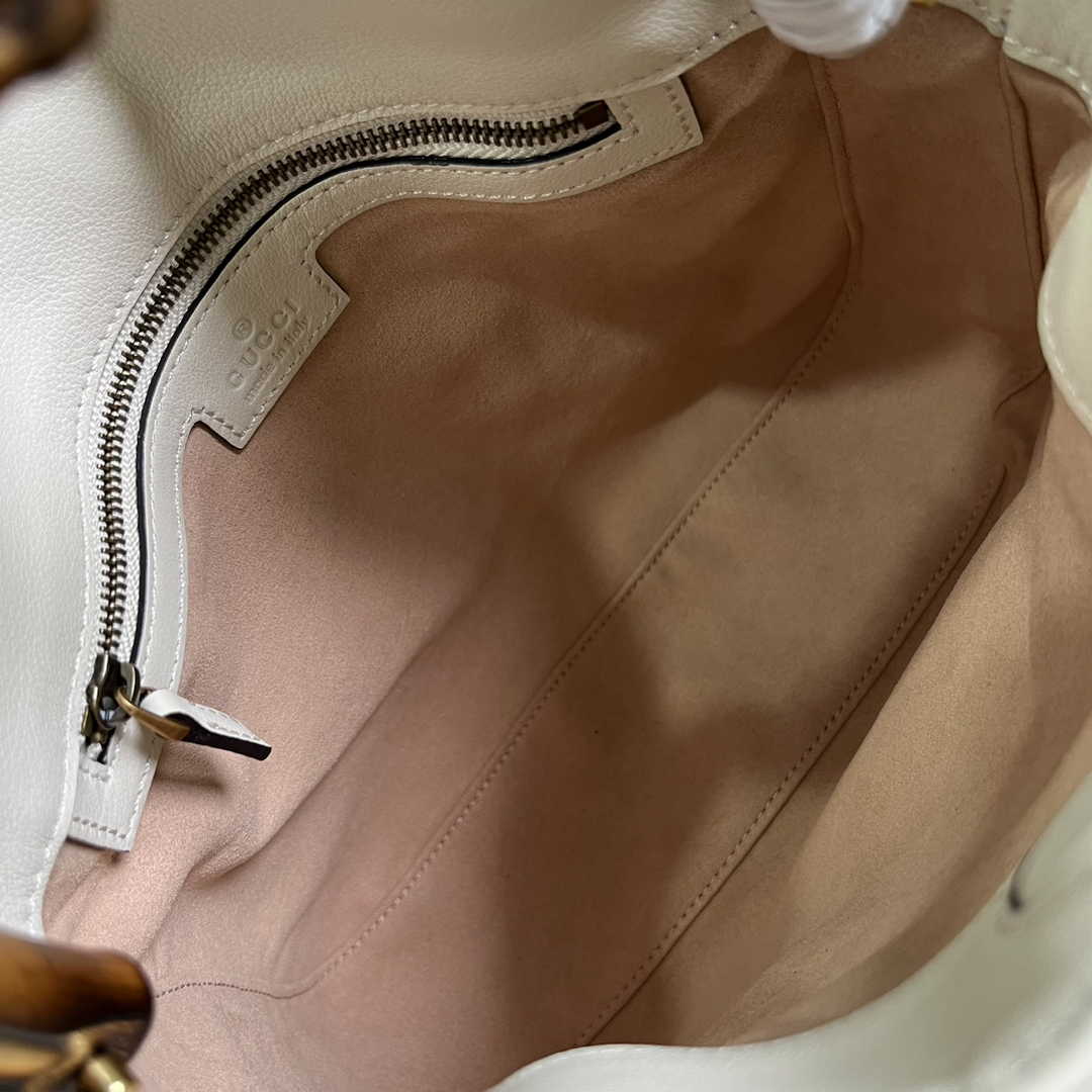 Gucci 746251 Diana small shoulder bag in beige leather