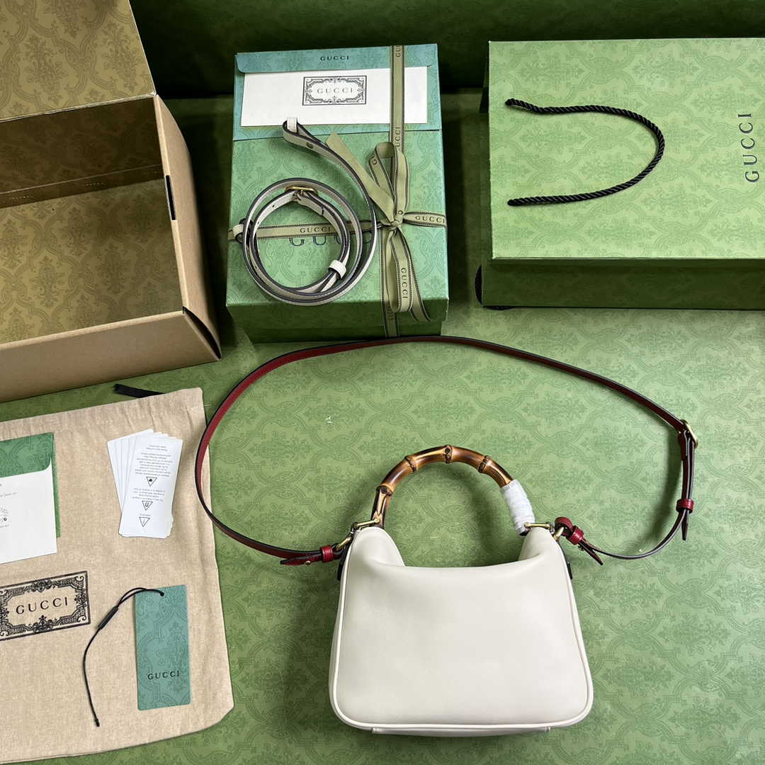 Gucci 746251 Diana small shoulder bag in beige leather