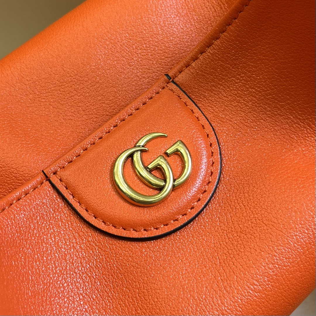Gucci 746251 Diana small shoulder bag in orange leather