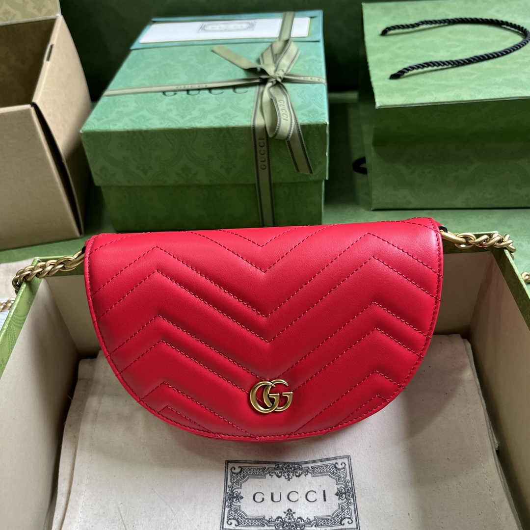 Gucci 746431 GG Marmont matelassé chain mini bag in Red leather