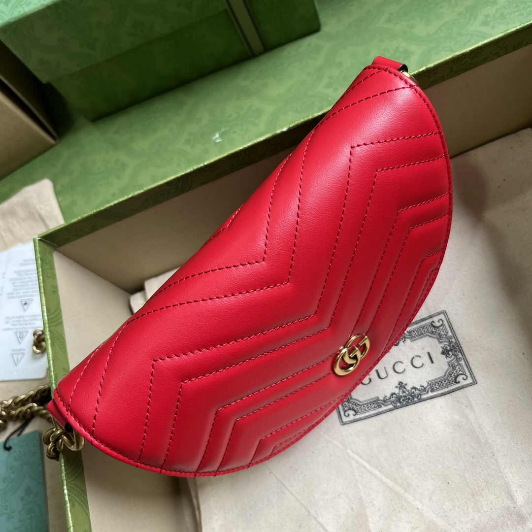 Gucci 746431 GG Marmont matelassé chain mini bag in Red leather