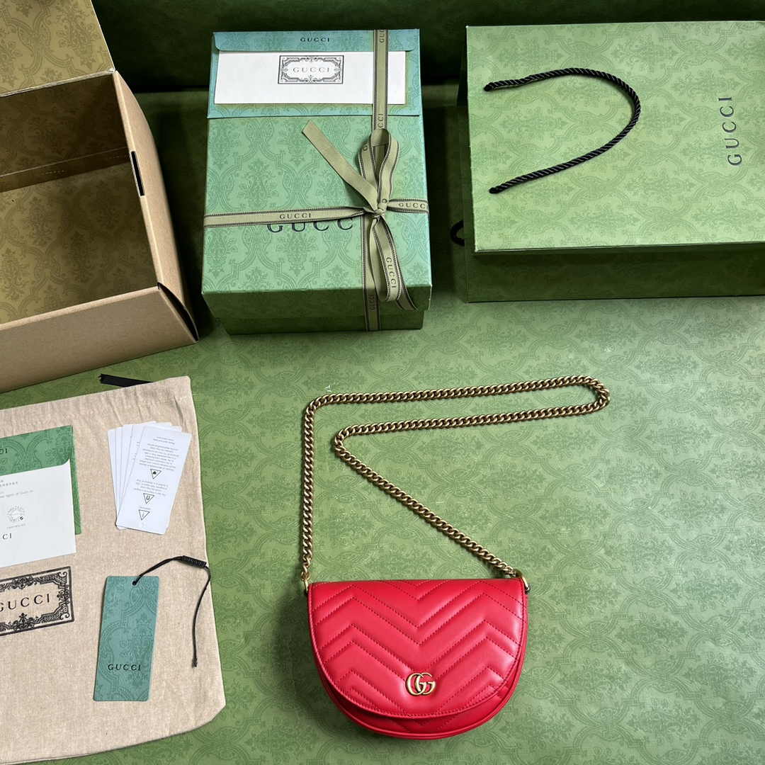 Gucci 746431 GG Marmont matelassé chain mini bag in Red leather