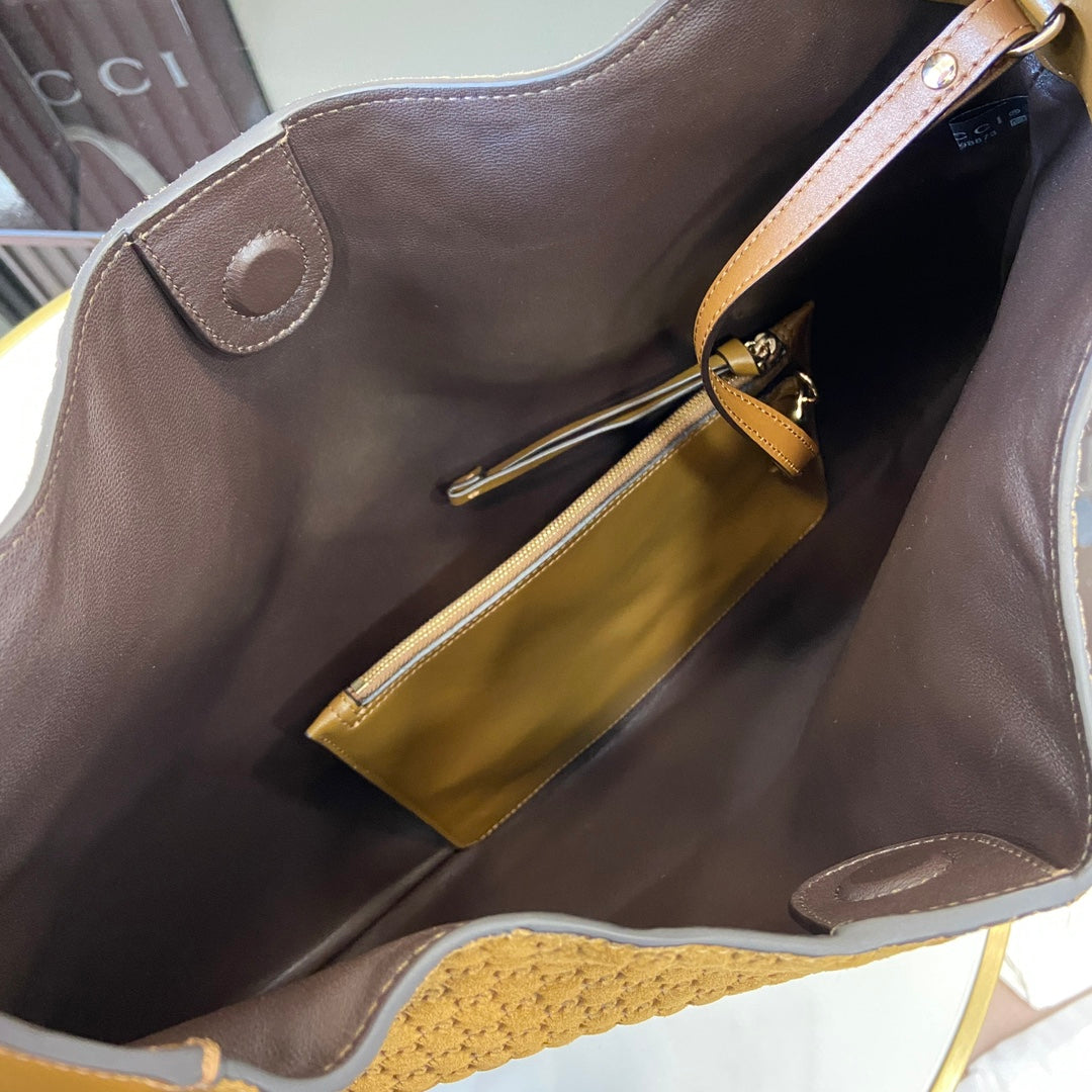 Gucci B large shoulder bag, 815924 in brown GG suede
