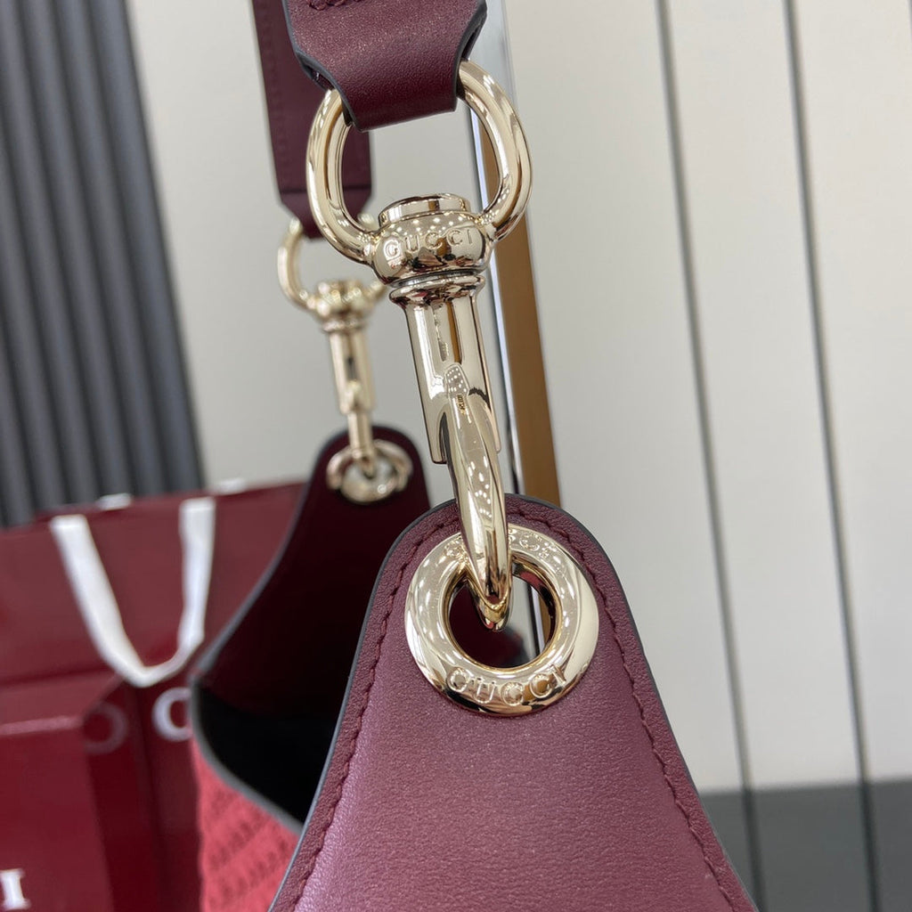 Gucci B large shoulder bag, 815924 in wine red GG suede