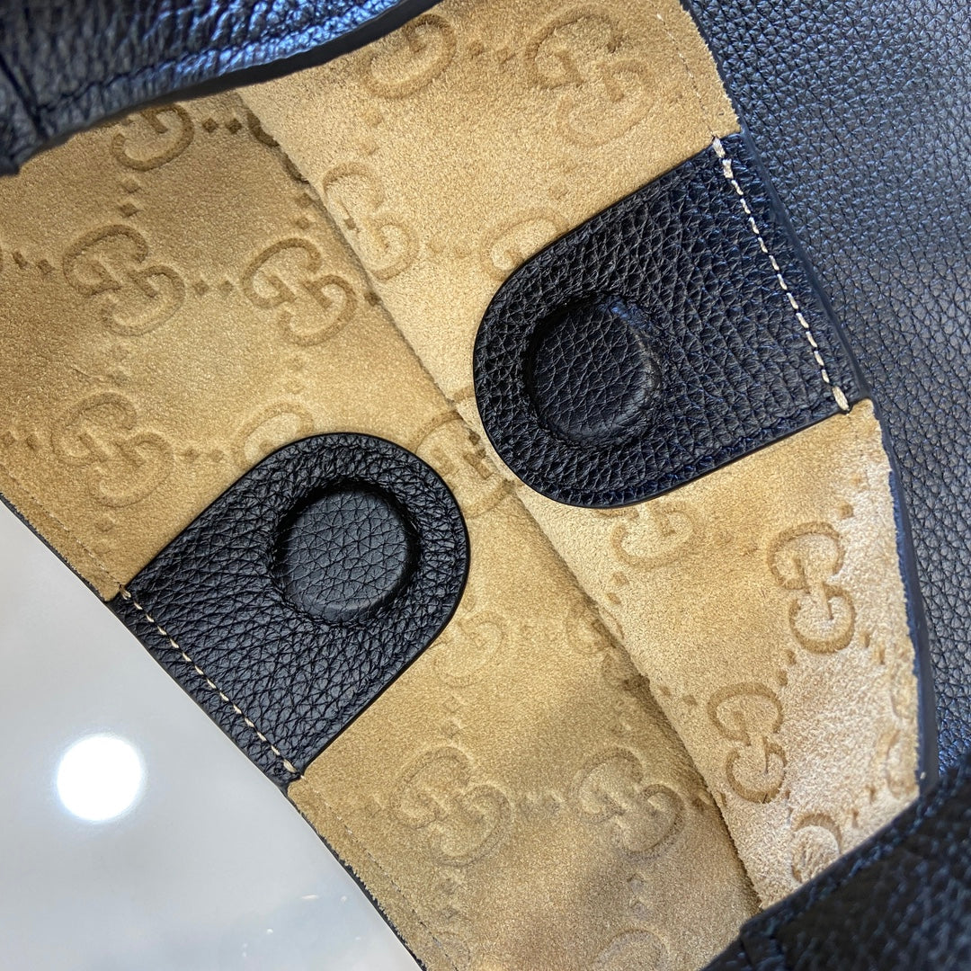 Gucci B large shoulder bag, 820169 in black leather