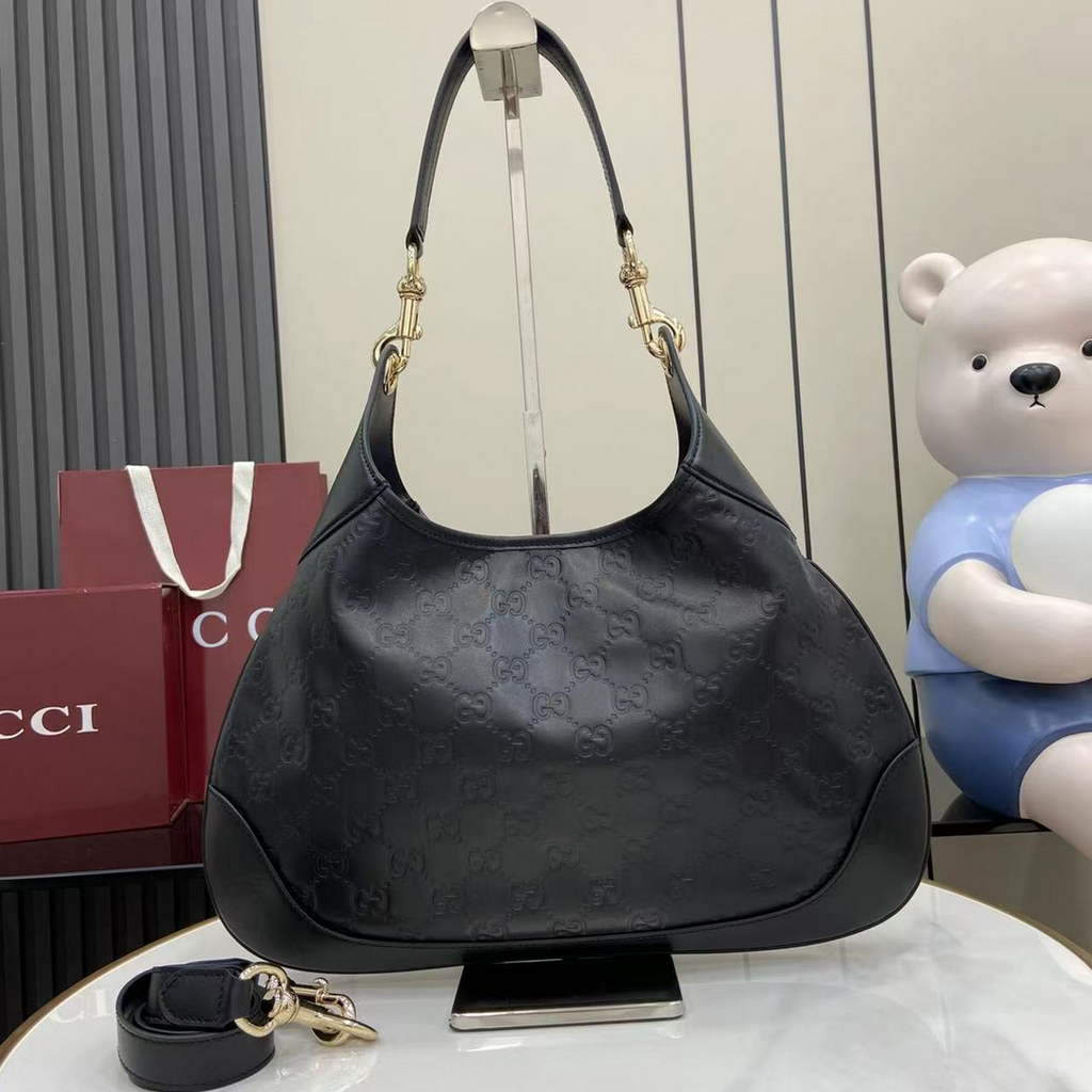 Gucci B medium shoulder bag, 834981 in black leather