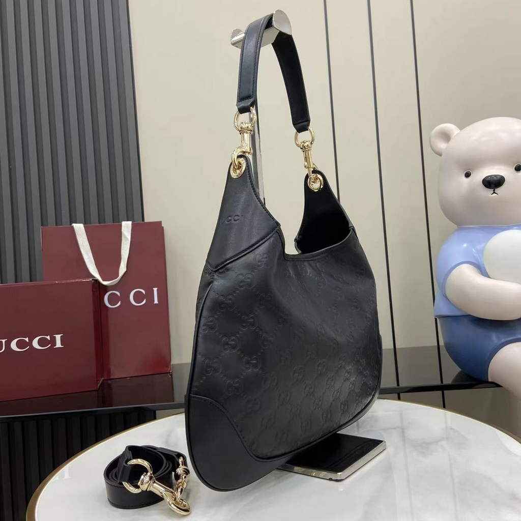 Gucci B medium shoulder bag, 834981 in black leather