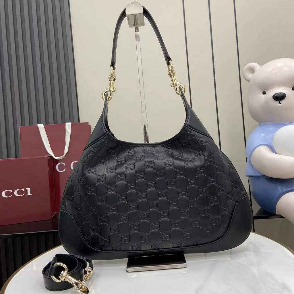 Gucci B medium shoulder bag, 834981 in black leather