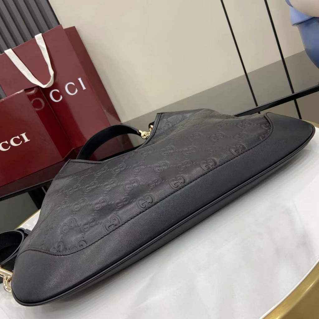 Gucci B medium shoulder bag, 834981 in black leather