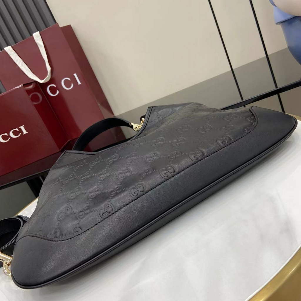 Gucci B medium shoulder bag, 834981 in black leather