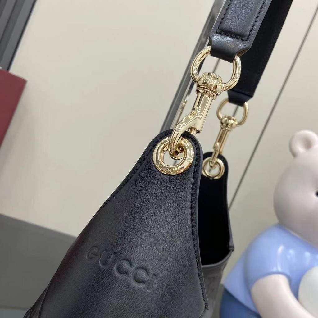 Gucci B medium shoulder bag, 834981 in black leather
