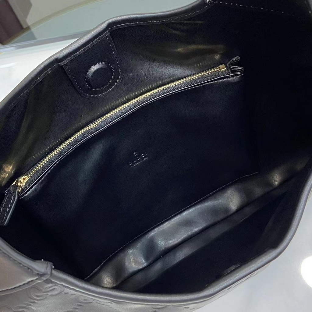 Gucci B medium shoulder bag, 834981 in black leather