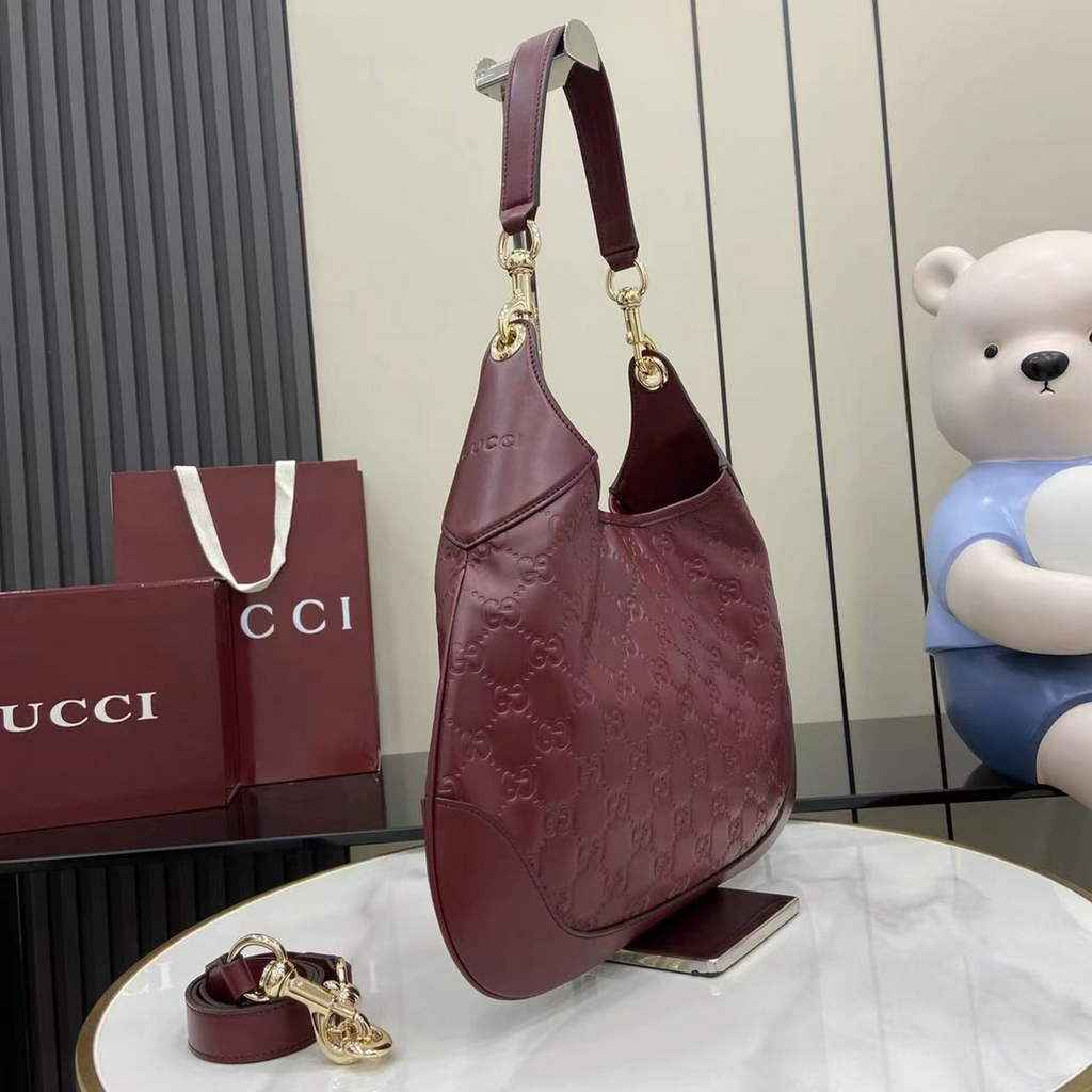 Gucci B medium shoulder bag, 834981 in wine red leather