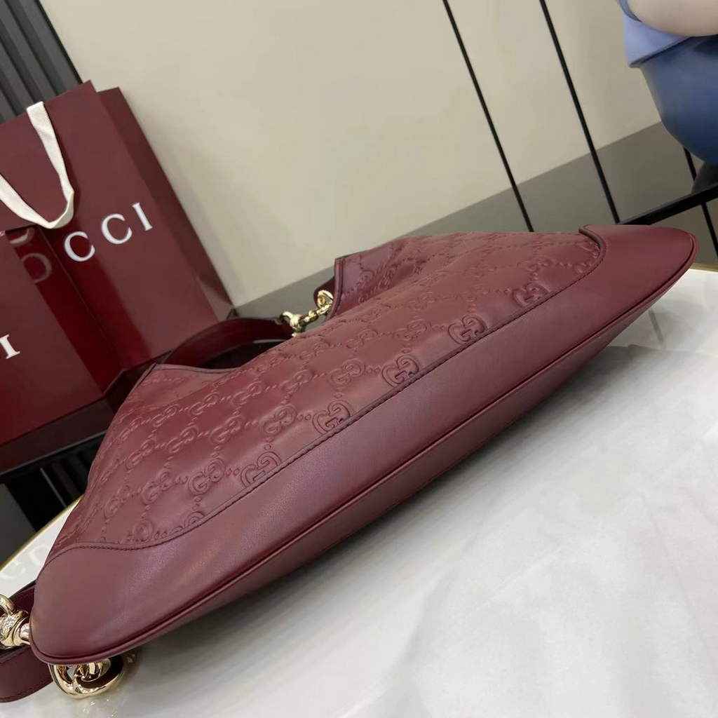 Gucci B medium shoulder bag, 834981 in wine red leather
