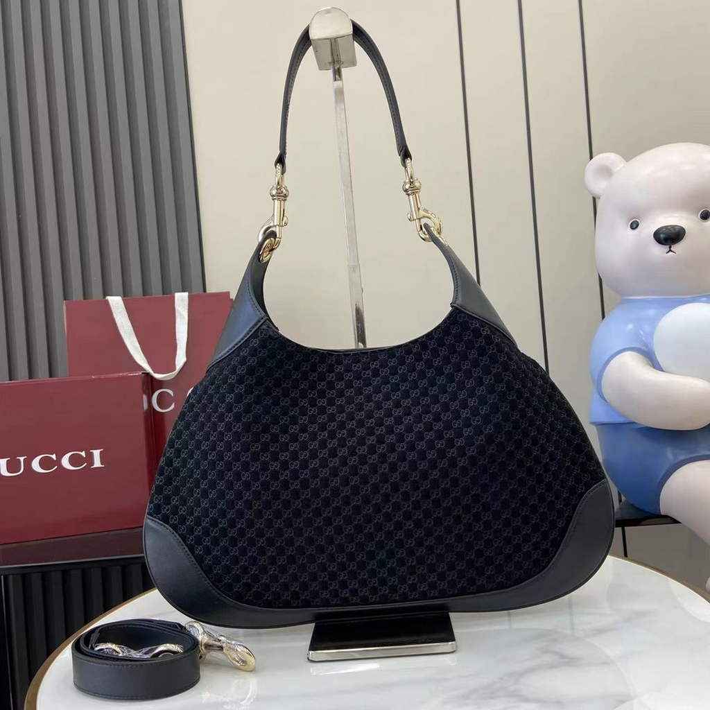 Gucci B medium shoulder bag, 834981 in black GG suede