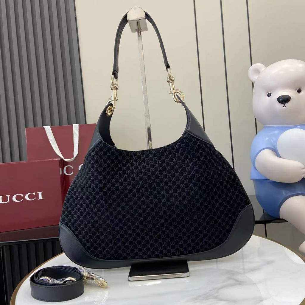 Gucci B medium shoulder bag, 834981 in black GG suede