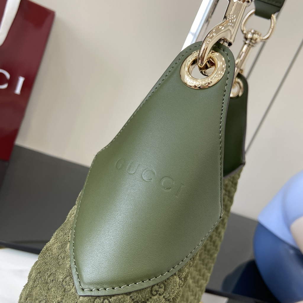 Gucci B medium shoulder bag, 834981 in green GG suede