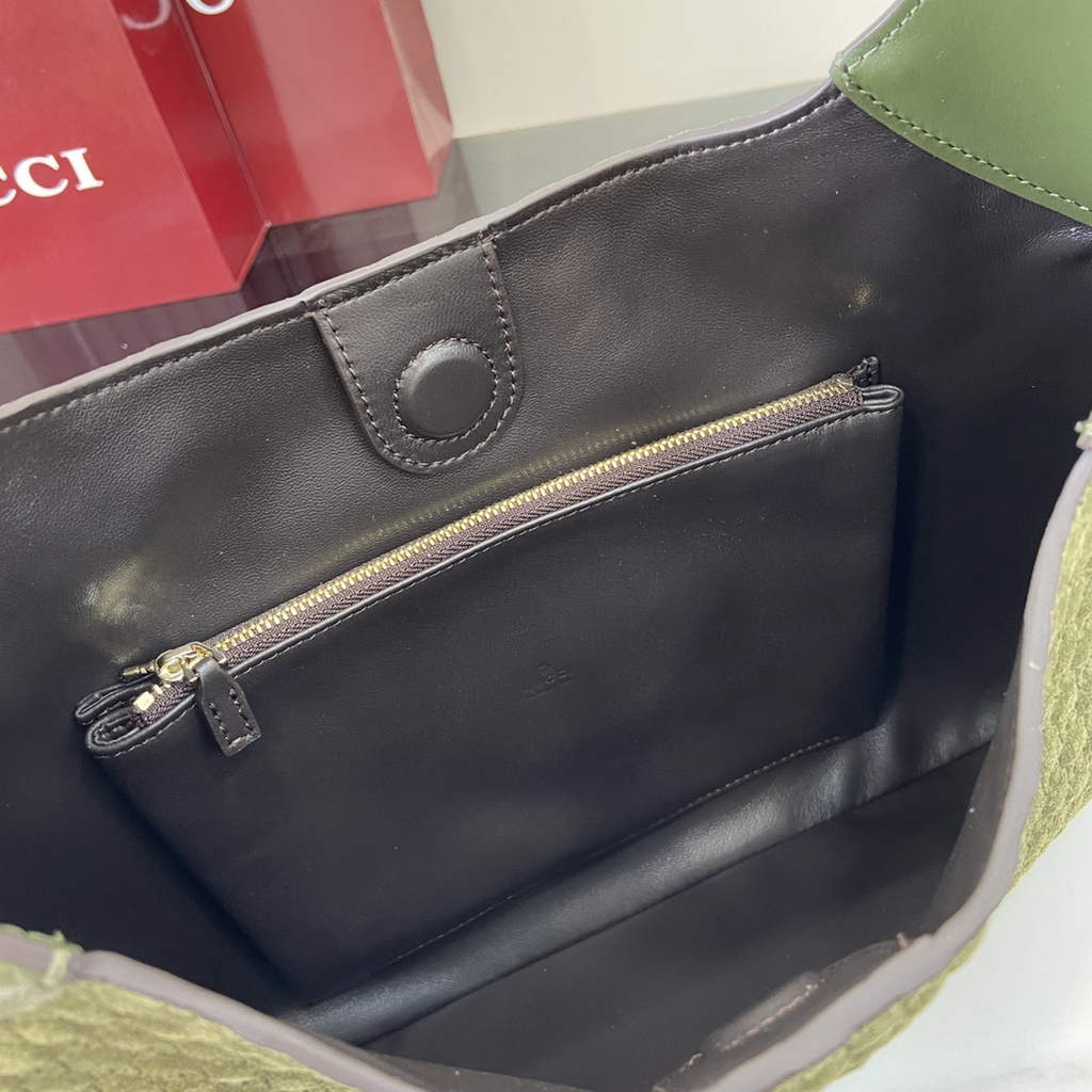 Gucci B medium shoulder bag, 834981 in green GG suede