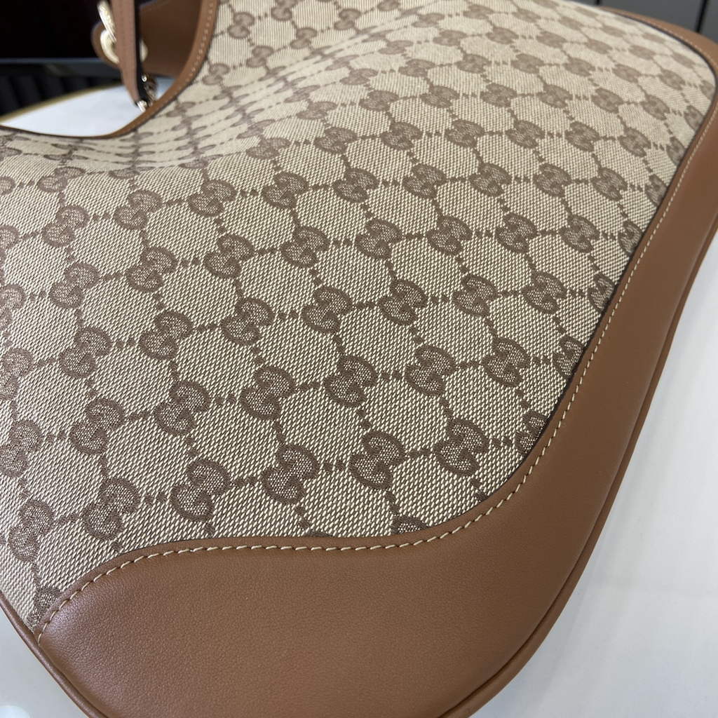 Gucci B medium shoulder bag, 834981 in beige GG