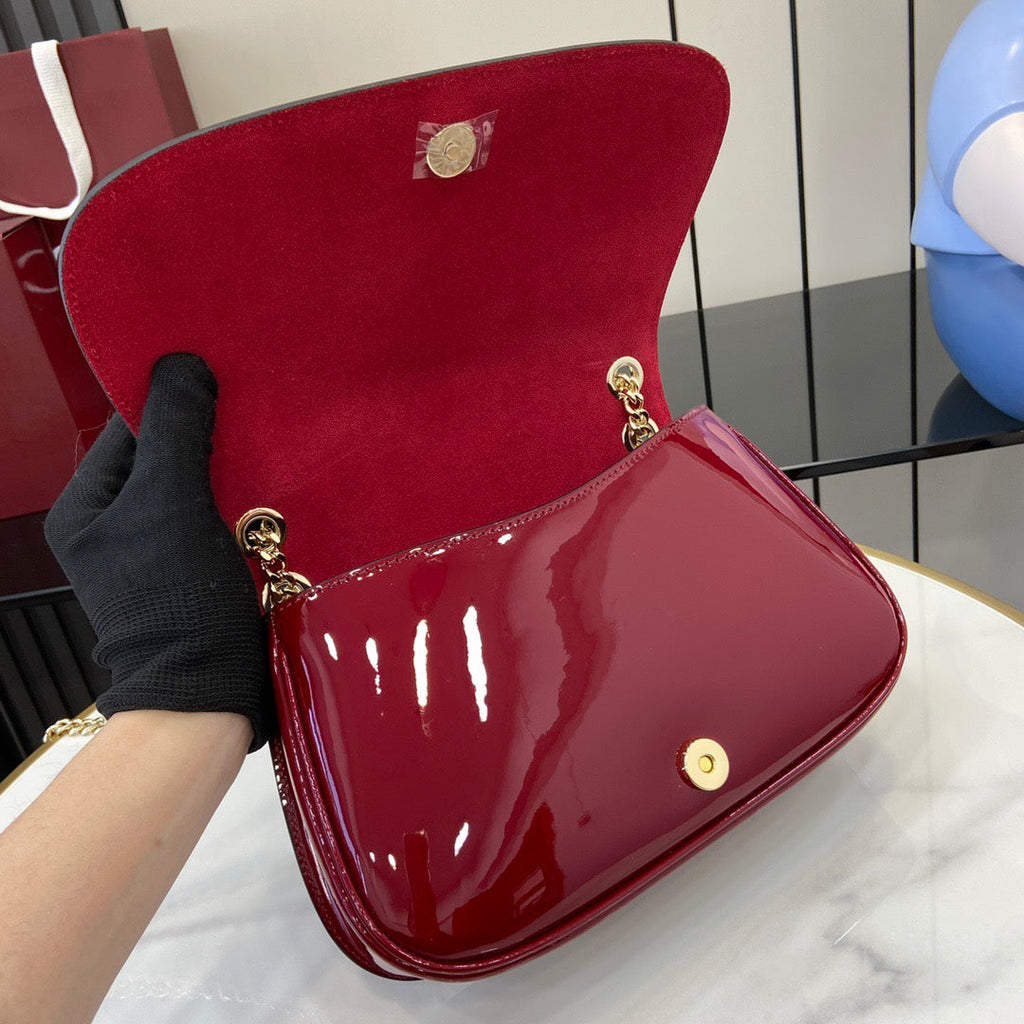 Gucci Blondie small shoulder bag in red patent leather 815715