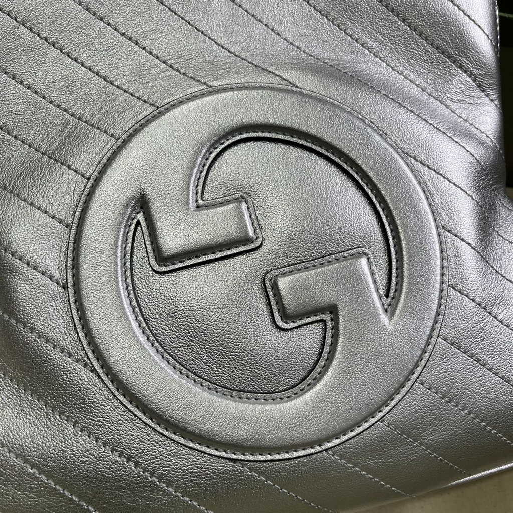 Gucci Blondie small tote bag in silver lamé leather 751518