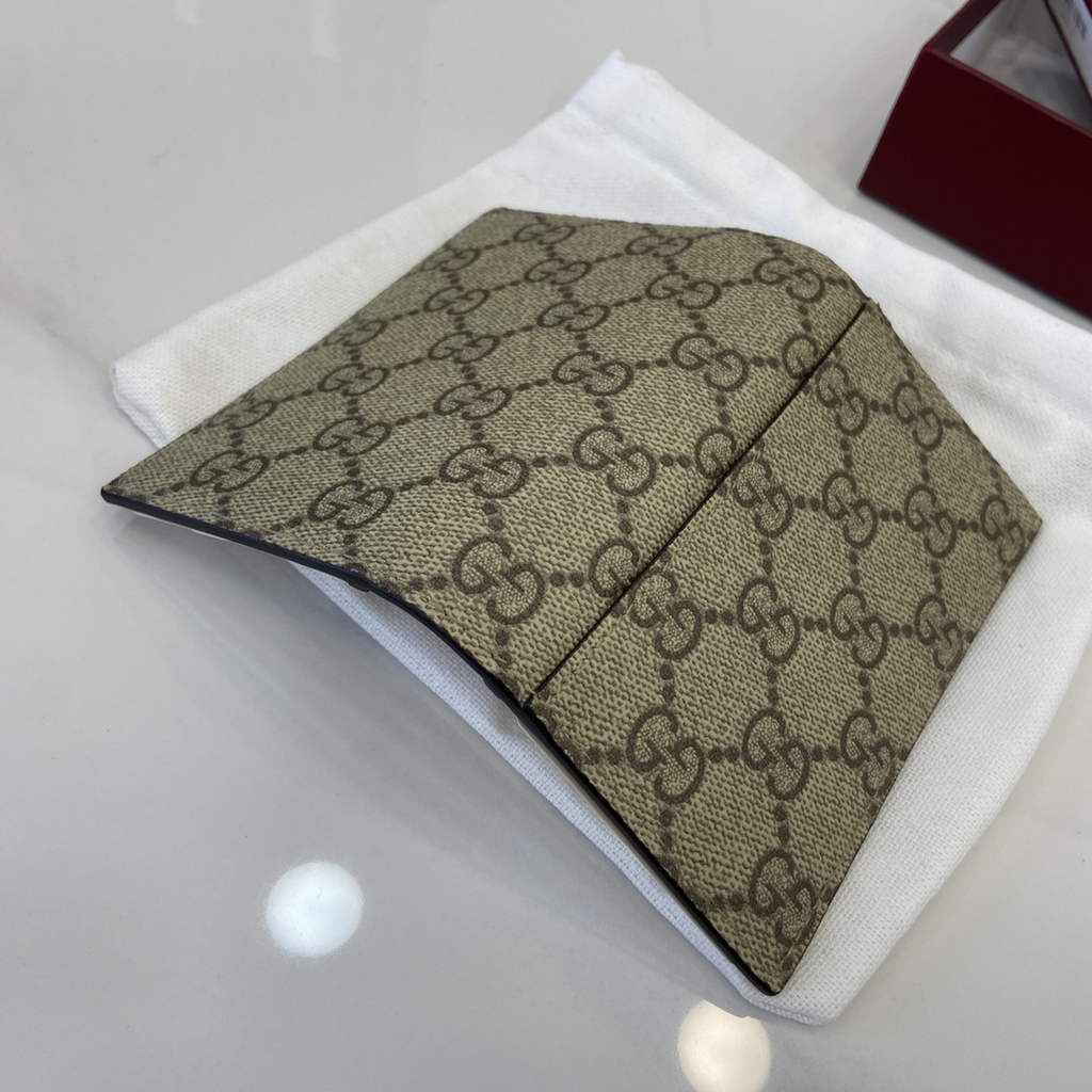 Gucci GG Emblem bi-fold card case, 821209 in beige fabric
