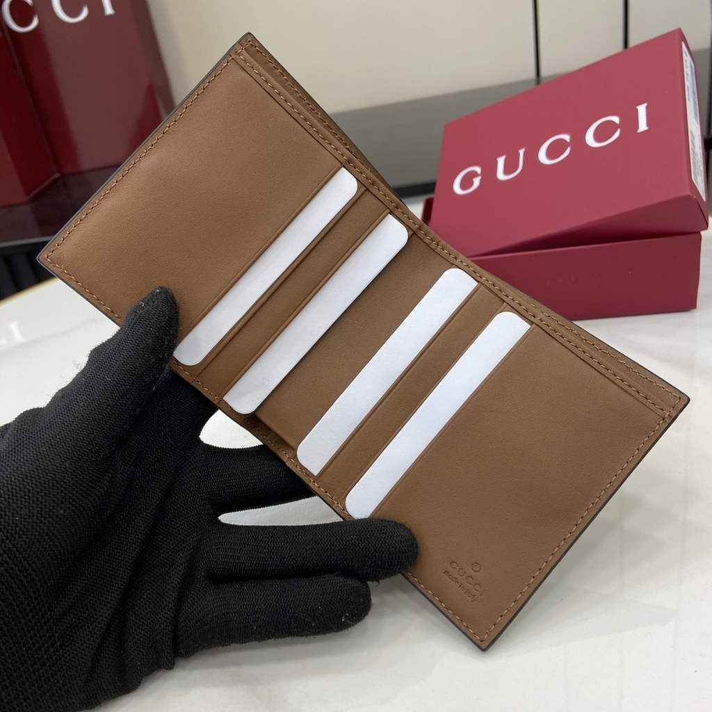 Gucci GG Emblem bi-fold wallet, 821206 in beige fabric