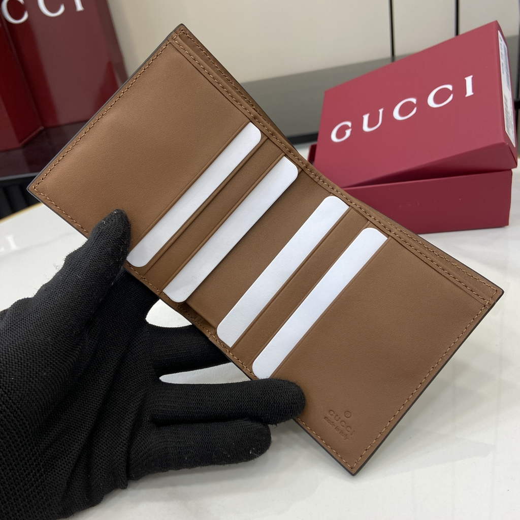 Gucci GG Emblem bi-fold wallet, 821206 in beige fabric