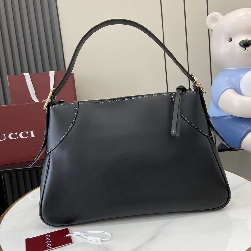 Gucci GG Emblem large shoulder bag ‎815217 in black leather