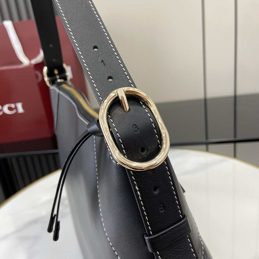 Gucci GG Emblem large shoulder bag ‎815217 in black leather