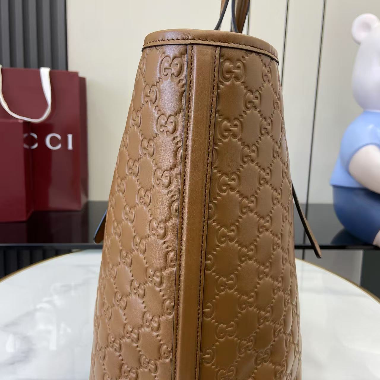 Gucci GG Emblem large tote bag 847455 in Brown GG leather
