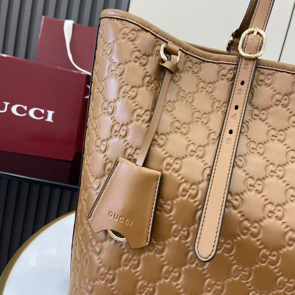 Gucci GG Emblem large tote bag 847455 in Brown GG leather