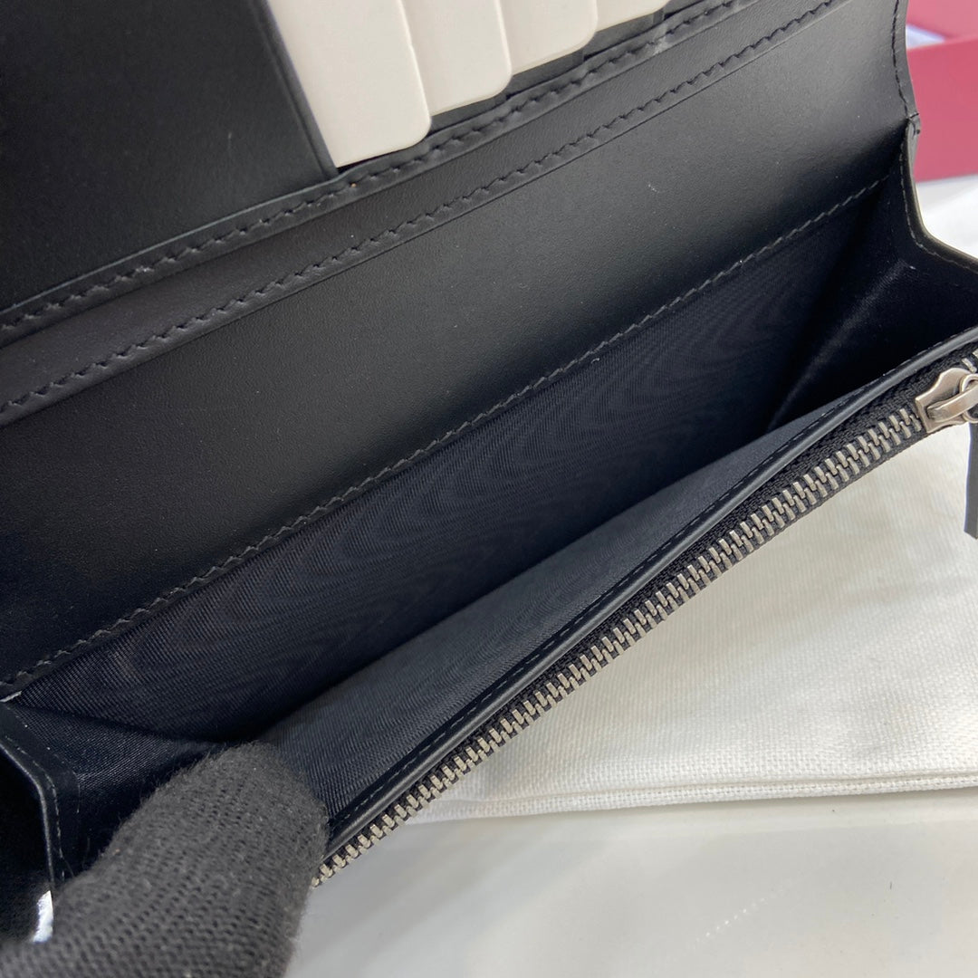 Gucci GG Emblem long wallet, 821213 in black fabric