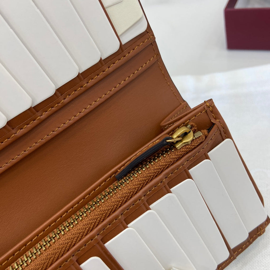 Gucci GG Emblem long wallet, 821213 in brown fabric