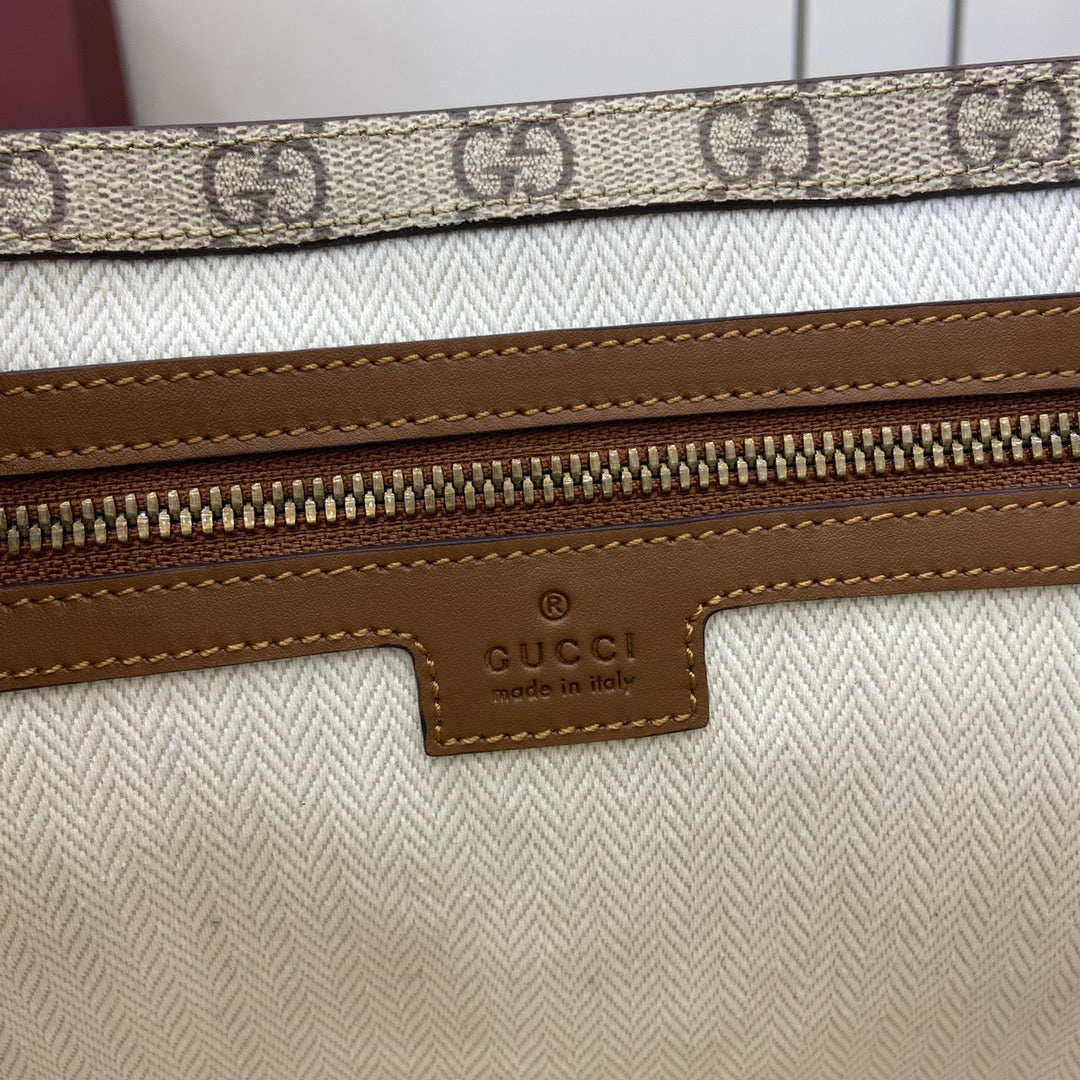 Gucci GG Emblem medium crossbody bag, ‎821154  in brown fabric