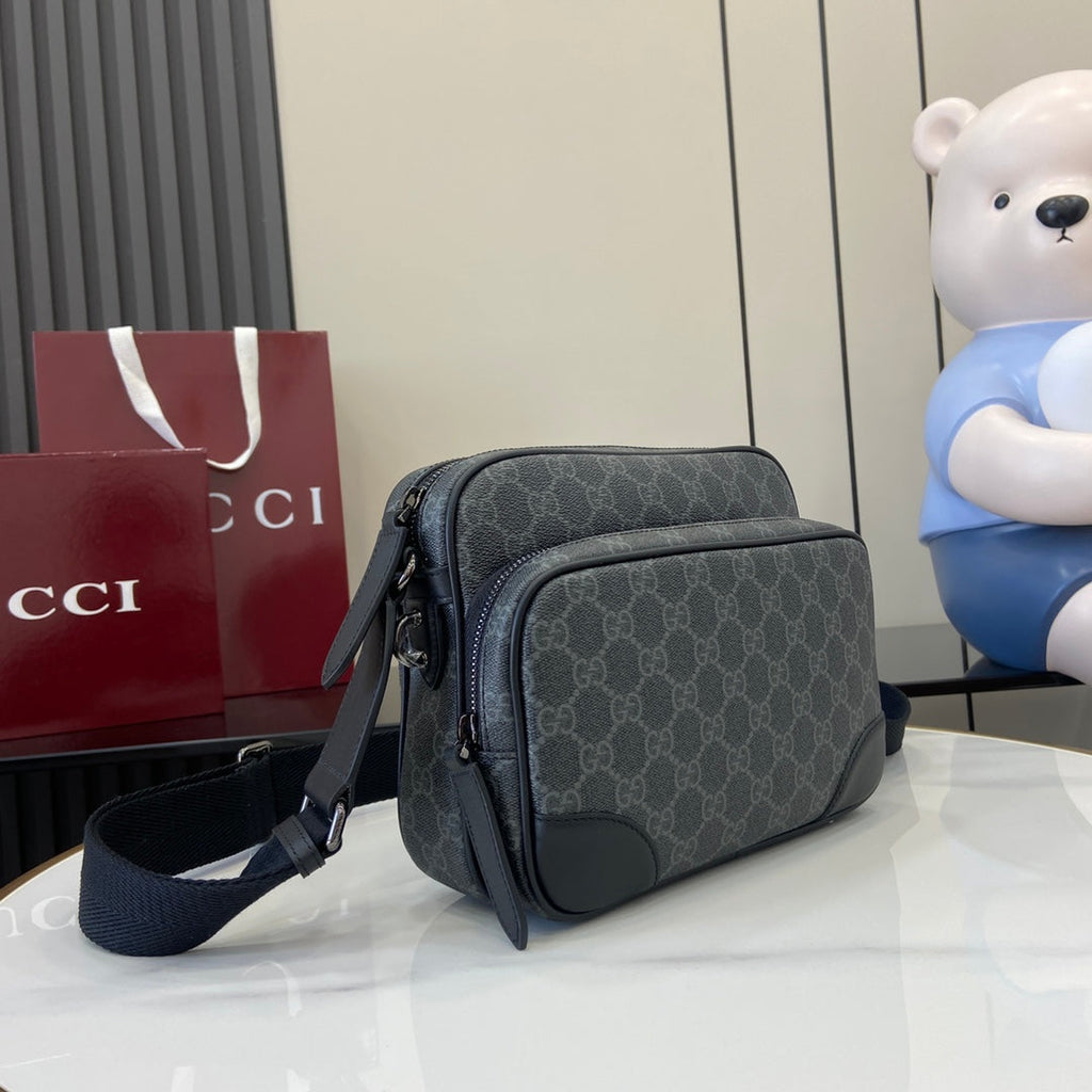 Gucci GG Emblem medium crossbody bag, 821160 in black fabric