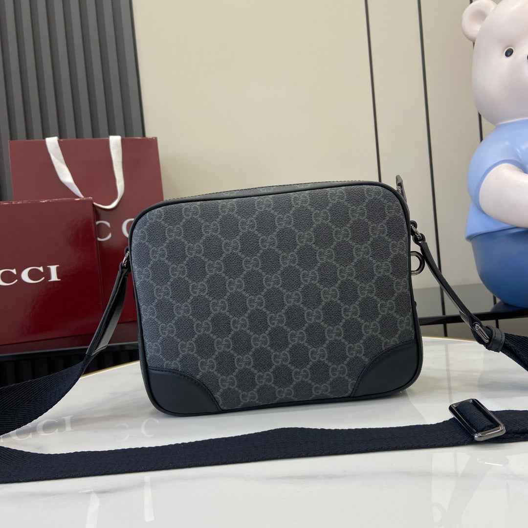 Gucci GG Emblem medium crossbody bag, 821160 in black fabric