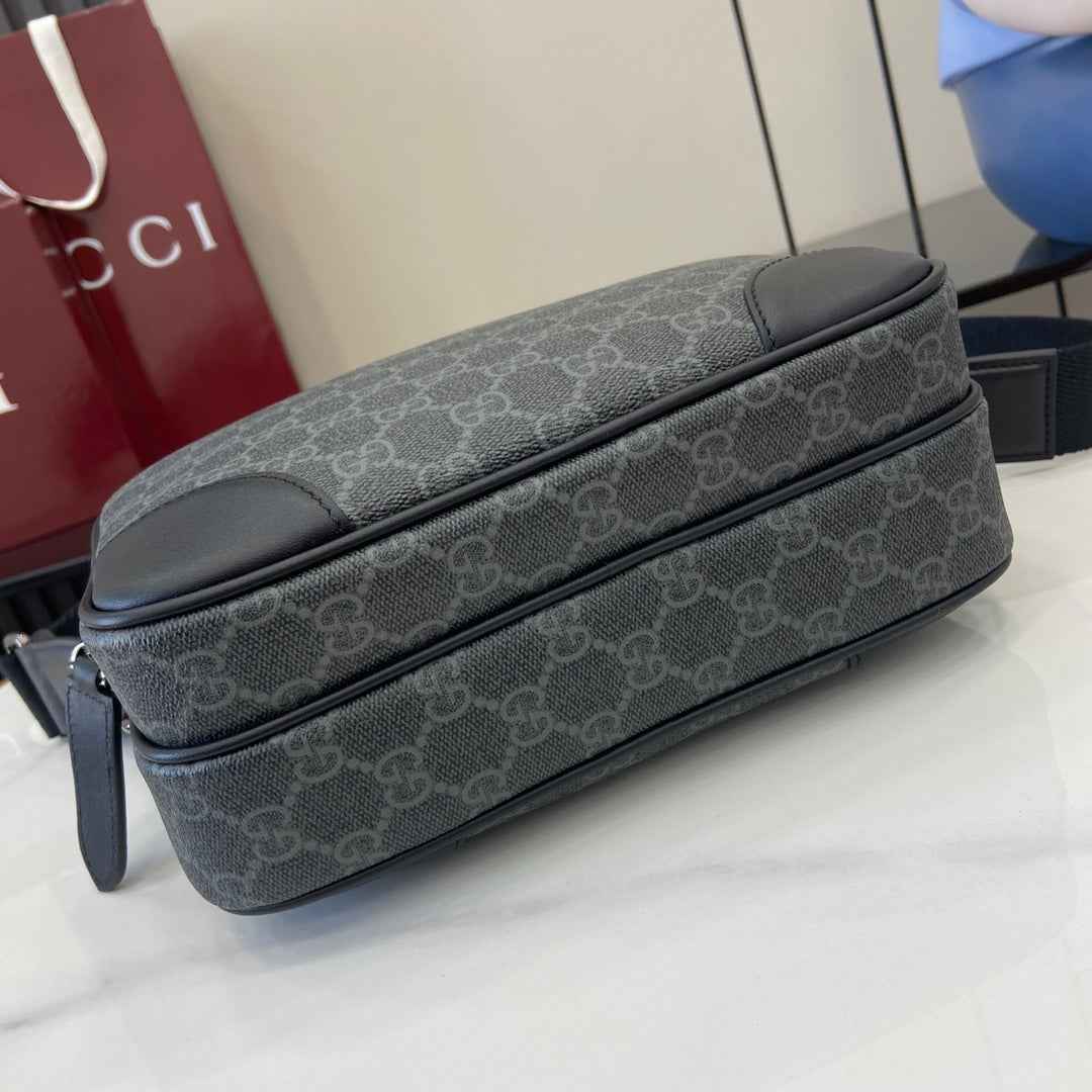 Gucci GG Emblem medium crossbody bag, 821160 in black fabric