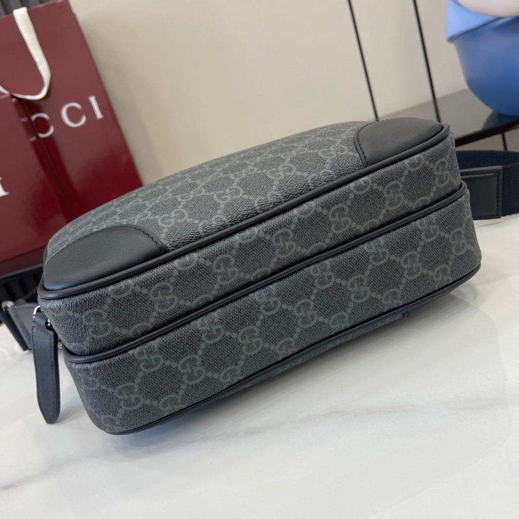Gucci GG Emblem medium crossbody bag, 821160 in black fabric
