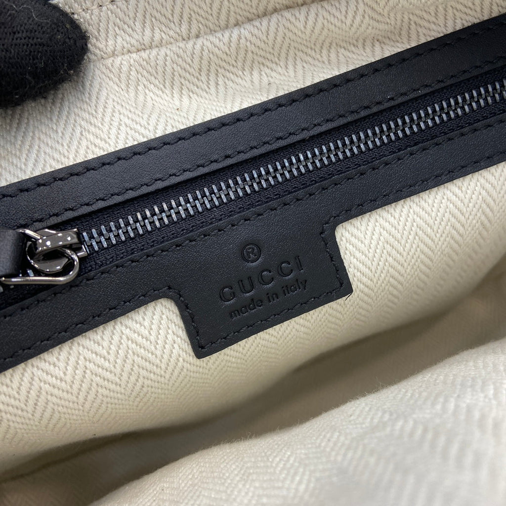 Gucci GG Emblem medium crossbody bag, 821160 in black fabric