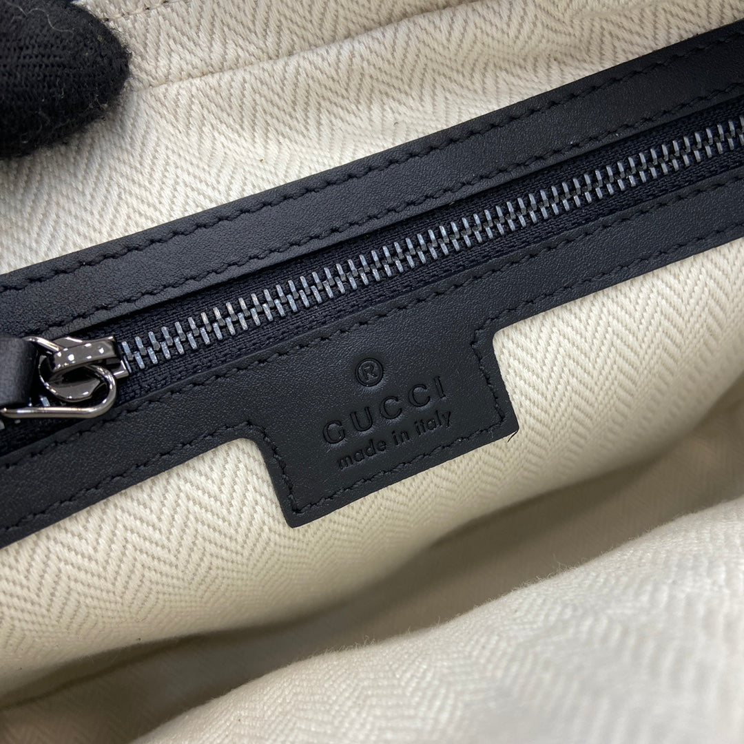 Gucci GG Emblem medium crossbody bag, 821160 in black fabric