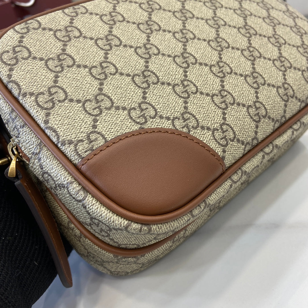 Gucci GG Emblem medium crossbody bag, 821160 in beige fabric