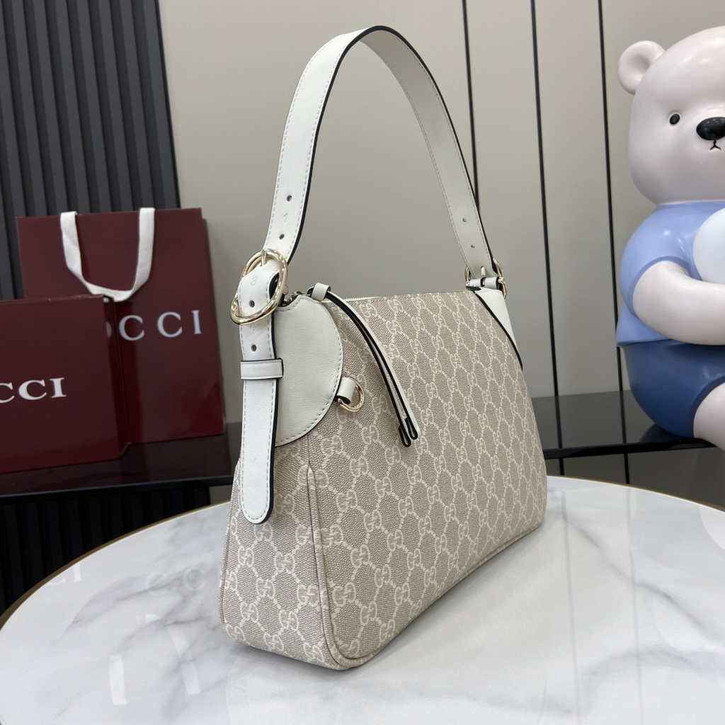 Gucci GG Emblem medium shoulder bag 815216 in white fabric