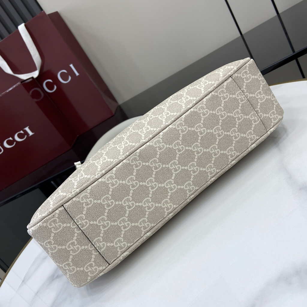 Gucci GG Emblem medium shoulder bag 815216 in white fabric