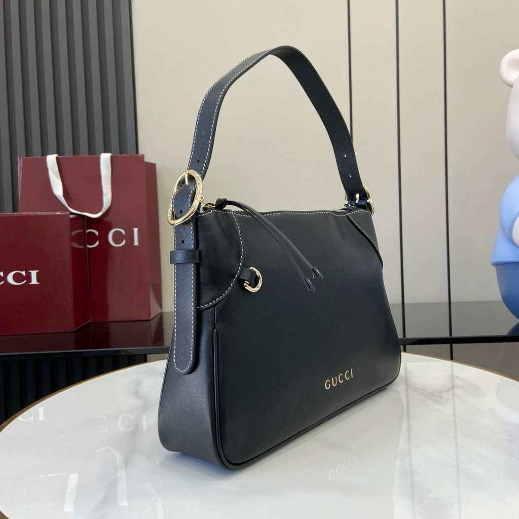 Gucci GG Emblem medium shoulder bag 815216 in black leather