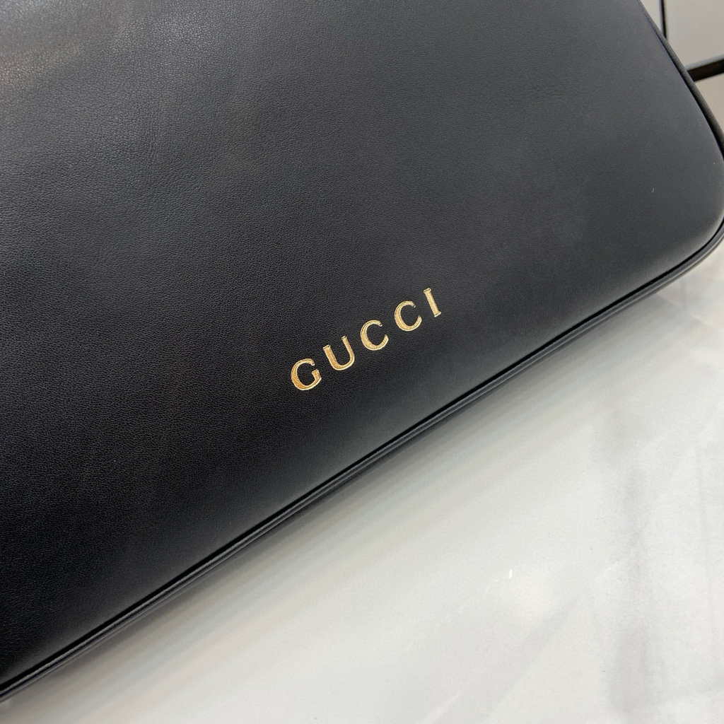 Gucci GG Emblem medium shoulder bag 815216 in black leather