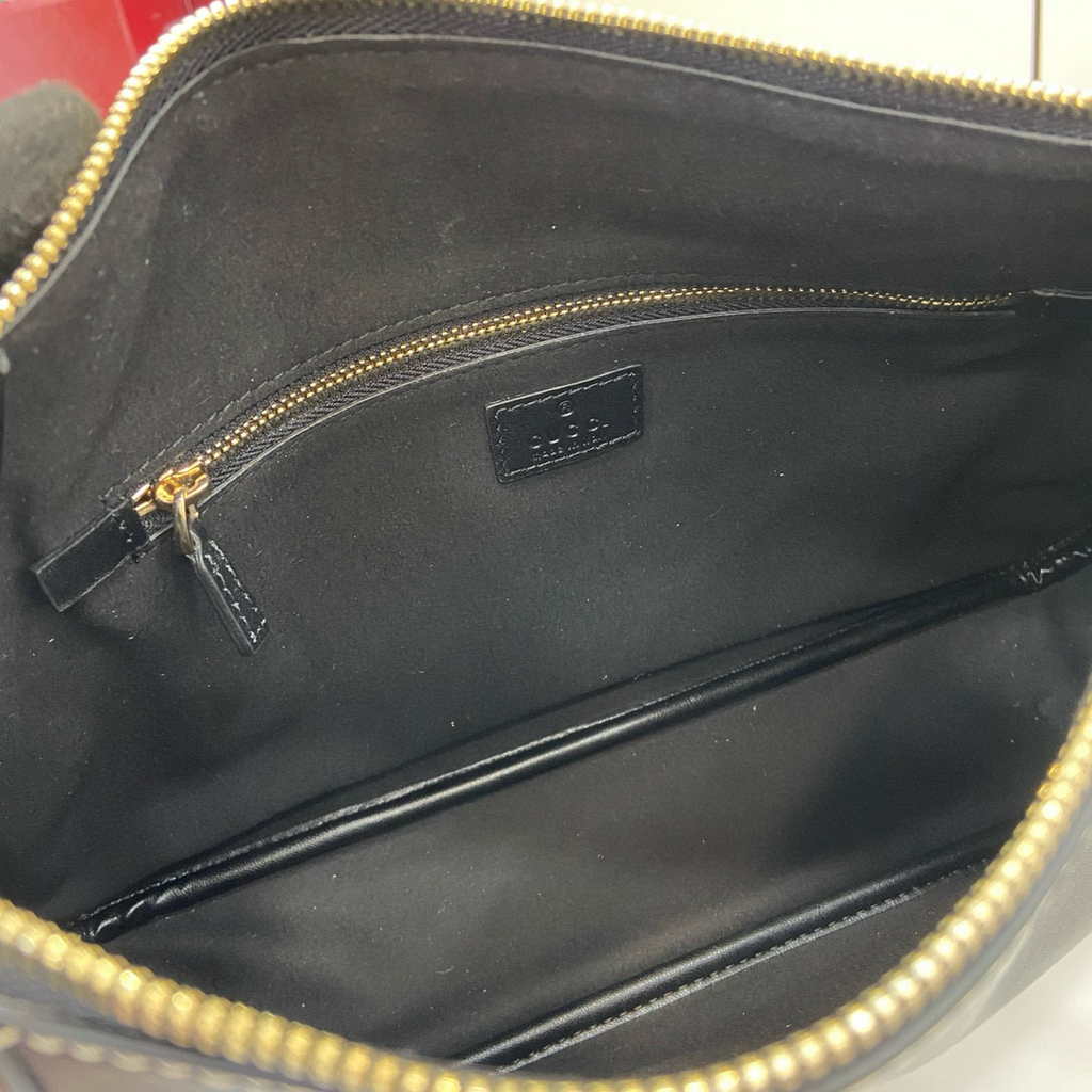 Gucci GG Emblem medium shoulder bag 815216 in black leather