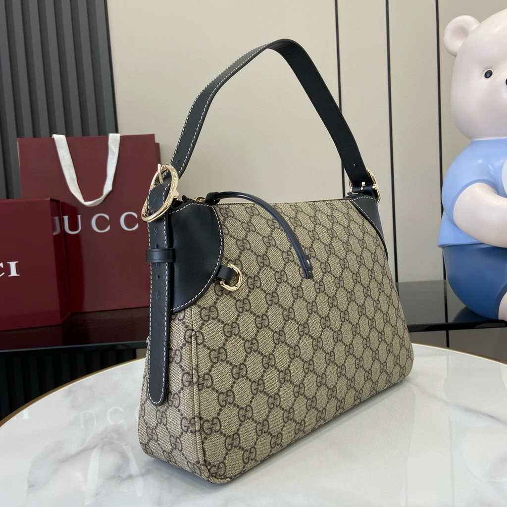 Gucci GG Emblem medium shoulder bag 815216 in black fabric