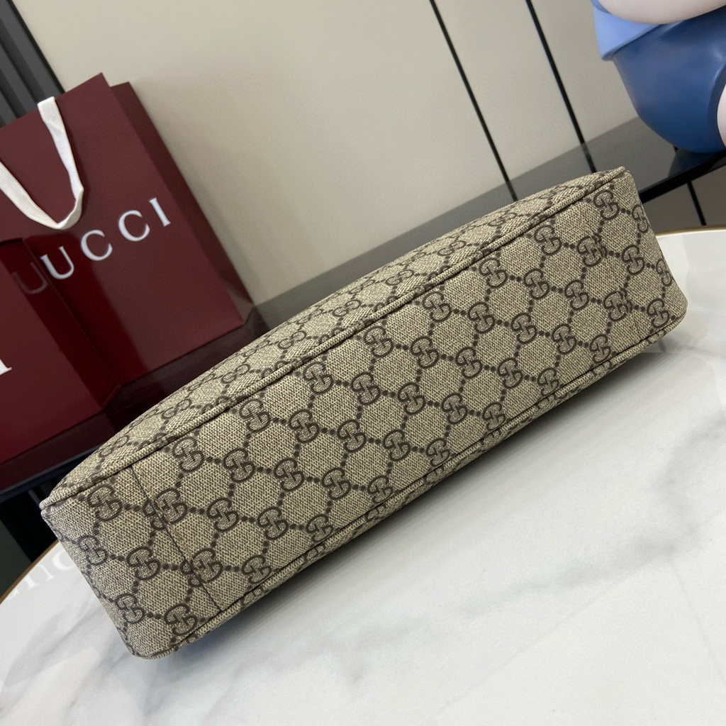 Gucci GG Emblem medium shoulder bag 815216 in black fabric
